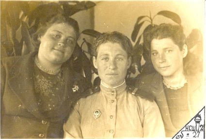  фото 1945 г. Мельник Фаина с подругами трактористками колхоза им.Ворошилова с